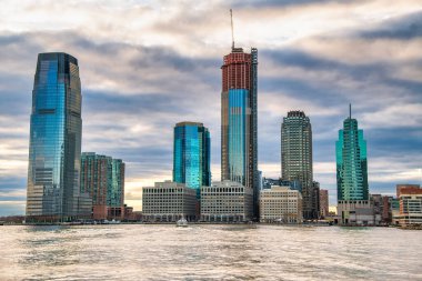 Gün batımında hareket halindeki bir feribottan New York 'a.