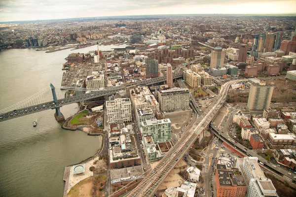 布鲁克林和曼哈顿大桥从纽约市的直升机上俯瞰空中风景 城市天际线从一个很高的有利位置 — 图库照片