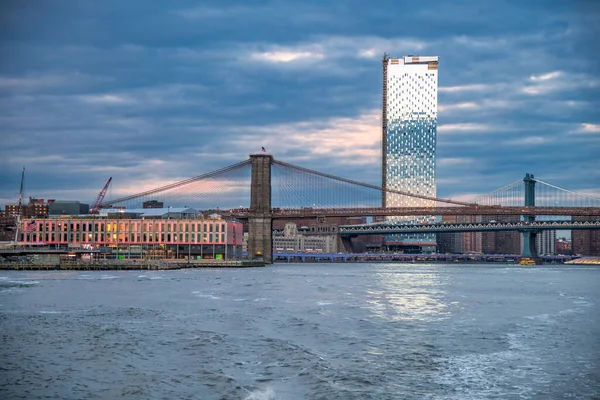 Brooklyn Manhattan Köprüleri Ile Gün Batımında Hareket Halindeki Bir Feribottan — Stok fotoğraf