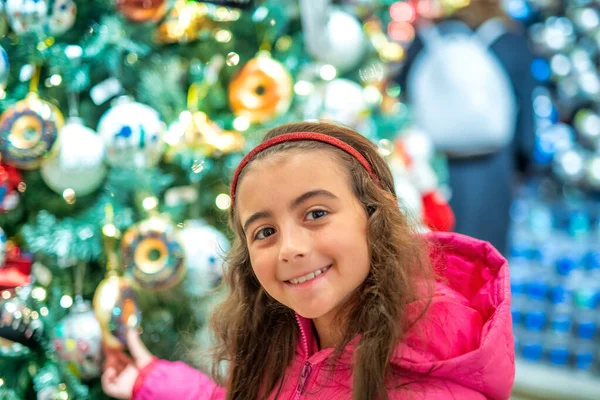 Glückliches Junges Mädchen Berührt Weihnachtsbaumkugeln — Stockfoto