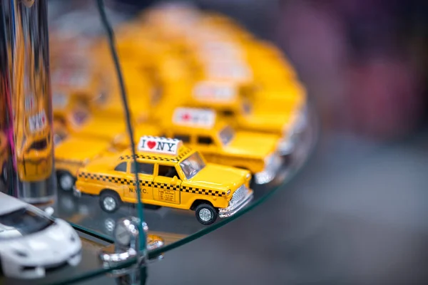 Fila Taxis Antiguos Miniatura Nueva York Una Tienda Ciudad Concepto — Foto de Stock