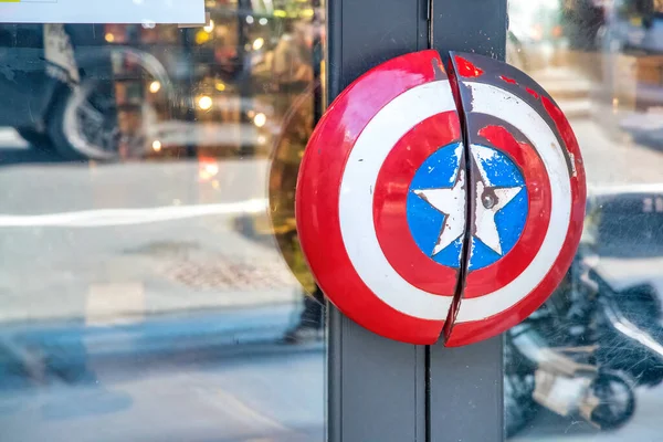 Manhattan Diciembre 2018 Escudo Capitán América Una Puerta Entrada — Foto de Stock