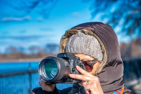 Fotógrafa Vestida Com Roupas Inverno Tirando Fotos Central Park Nova — Fotografia de Stock