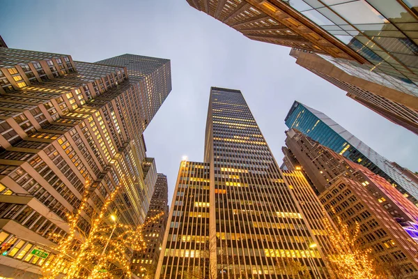 Külső Kilátás Modern Belvárosi Felhőkarcolók Utcáról Éjszaka New York City — Stock Fotó