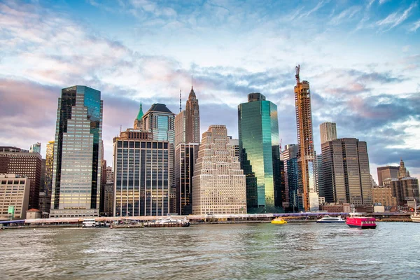 Gün Batımında Hareket Halindeki Bir Feribottan New York — Stok fotoğraf