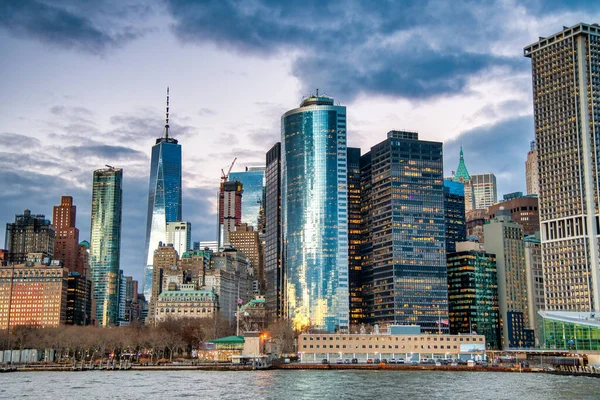 Downtown New York City Bij Zonsondergang Vanaf Een Bewegende Veerboot — Stockfoto