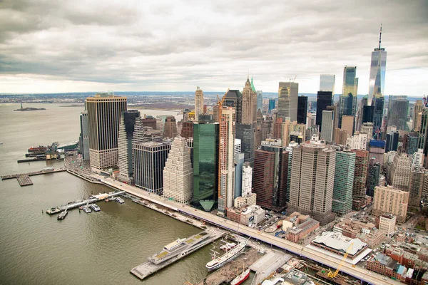 从直升机上俯瞰曼哈顿上空 从高处俯瞰市中心 纽约市 美国纽约州 — 图库照片