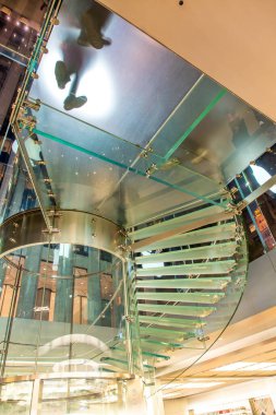 MANHATTAN, NY - 23 Ekim 2015: Geceleri Apple Store Fifth Avenue 'nun iç manzarası. Burası New York 'taki amiral gemisi.