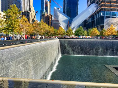 MANHATTAN, New York - 23 Ekim 2015: Güneşli bir öğleden sonra Dünya Ticaret Merkezi yapım aşamasında