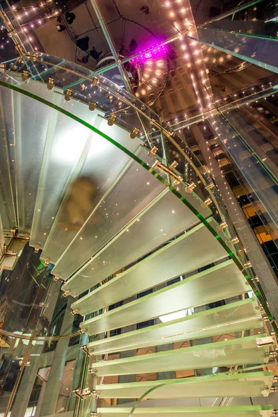 Glazen Trap Uitzicht Vanaf Onderkant Nachts Bedrijfsconcept — Stockfoto