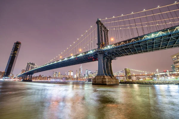 冬のニューヨーク市Broolyn Bridge Parkから夜のブルックリン橋とマンハッタン橋 — ストック写真
