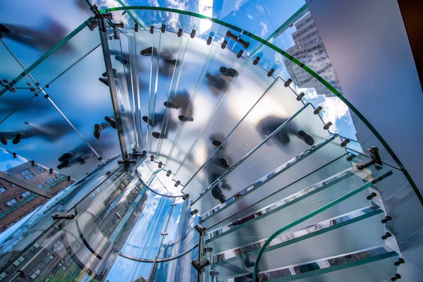 ガラス階段のシルエット 底からの眺めビジネスコンセプト — ストック写真