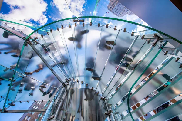 Silhouette Personnes Sur Escalier Verre Vue Depuis Bas Concept Entreprise — Photo