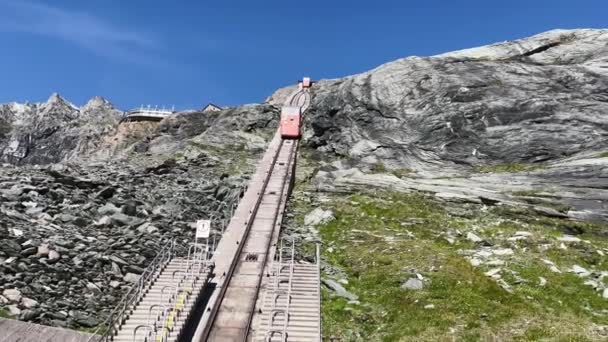 Kabelbaan langs een steile spoorlijn in het Grossglockner National Park, Oostenrijk - Europa in het zomerseizoen — Stockvideo