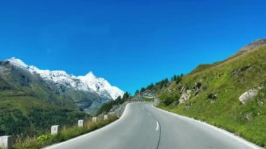 GROSSGLOCKNER, AUSTRIA - 1 Eylül 2021: Yaz mevsiminde dağlarla kaplı Grossglockner Ulusal Parkı 'nın ana yolu boyunca araba sürmek