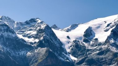 Yaz mevsiminde kar yağan Grossglockner dağları, panoramik manzara - Avusturya - Avrupa