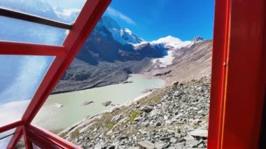 Yaz mevsiminde Avusturya 'nın Grossglockner Ulusal Parkı' ndaki dik bir demiryolu boyunca Cable Car 'dan göl ve buzulun manzarası