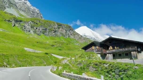 Conduire le long de la route principale du parc national Grossglockner en saison estivale avec des montagnes couvertes de neige, Autriche - Europe — Video