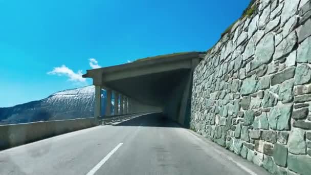 Binnenkomende tunnel van Grossglockner Highway in het zomerseizoen, Oostenrijk — Stockvideo
