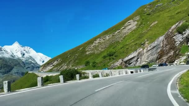 Οδήγηση κατά μήκος του κεντρικού δρόμου του Εθνικού Πάρκου Grossglockner κατά τη θερινή περίοδο με βουνά που καλύπτονται από χιόνι, Αυστρία - Ευρώπη — Αρχείο Βίντεο
