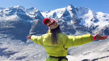 Yaz mevsiminde dağlarla kaplı temiz havayı kucaklayan Grossglockner Ulusal Parkı, Avusturya