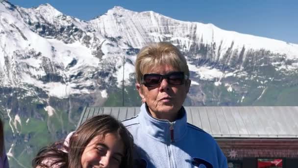 Szczęśliwa rodzina patrząc na wspaniały krajobraz alpejski w sezonie letnim — Wideo stockowe