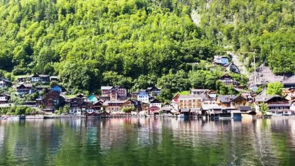 Paisaje urbano Hallstatt a lo largo de un hermoso lago de montaña, Austria. — Vídeo de stock