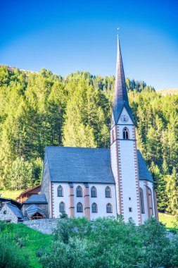 Yaz mevsiminde Avusturyalı Alp Grossglockner 'ın Heiligenblut kasabasındaki ünlü kilise.