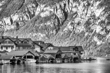 Hallstatt evleri, Hallstatt Gölü boyunca güzel bir kasaba. Avusturya yaz mevsiminde