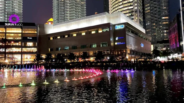 KUALA LUMPUR, MALAYSIA - 27. DEZEMBER 2019: Petronas Twin Towers in der Nacht vom Klcc Park — Stockfoto
