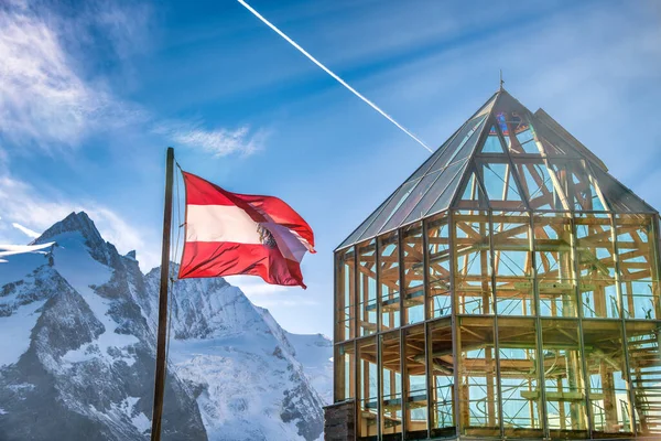 Torre Panorámica Parque Nacional Grossglockner Con Bandera Austriaca Estela Avión — Foto de Stock