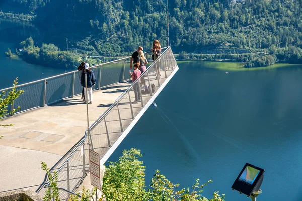 Hallstatt Austria September 2021 Tourists Enjoy Lake Town View Platform — Stock Photo, Image