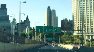 Brooklyn Köprüsü boyunca yavaş çekimde araba içi manzarası