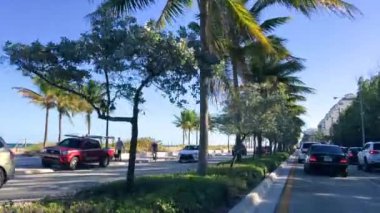 Fort Lauderdale, FL - Şubat 2016: Güneşli bir günde şehir okyanusu boyunca araba trafiği