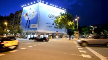 BARCELONA - 11 Mayıs 2018: Şehir Bulvarı boyunca gece trafiği