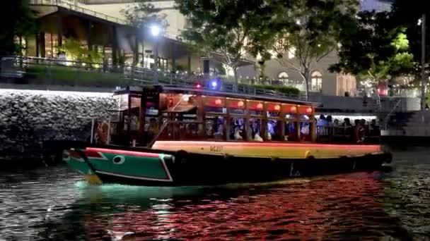 SINGAPORE - JANUARI 3, 2020: Ferry boot in Marina Bay in Singapore Rivier 's nachts — Stockvideo