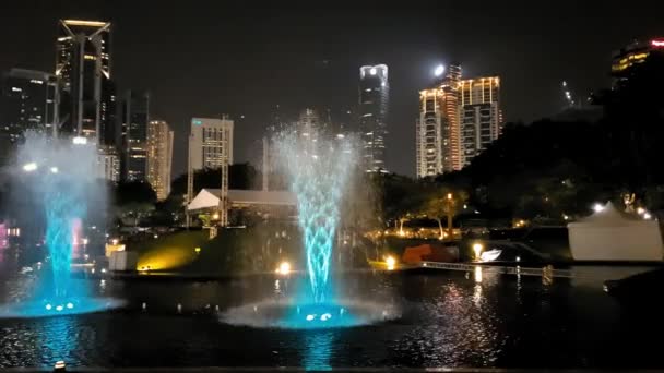 KUALA LUMPUR, MALAYSIA - 28 Aralık 2019: Geceleri Kuala Lumpur İkiz Kuleleri boyunca kaynak ışığı — Stok video