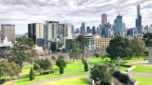 2018 년 7 월 7 일에 확인 함 . MELBOURNE - SEPTEMBER 2018: City view from Shrine of Remembration — 비디오