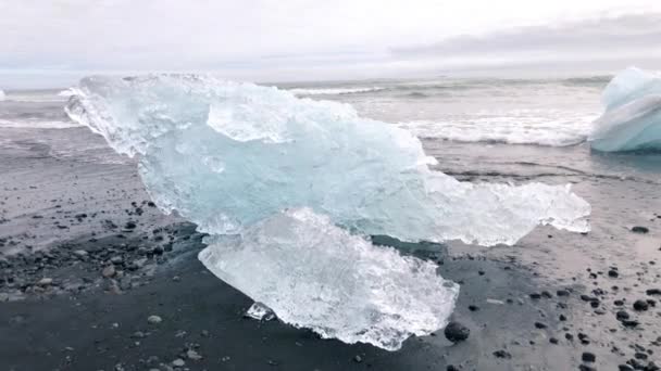Jokulsarlon Jéghegyek a vízben, Izland a nyári szezonban — Stock videók