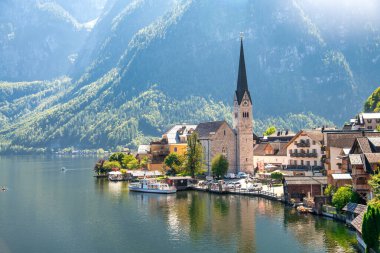 Sumemr mevsiminde harika bir kasaba olan Hallstatt, Avusturya. Gölün üzerindeki evler