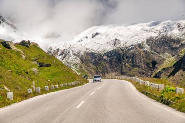 Yaz mevsiminde Grossglockner Ulusal Parkı boyunca uzanan yol.