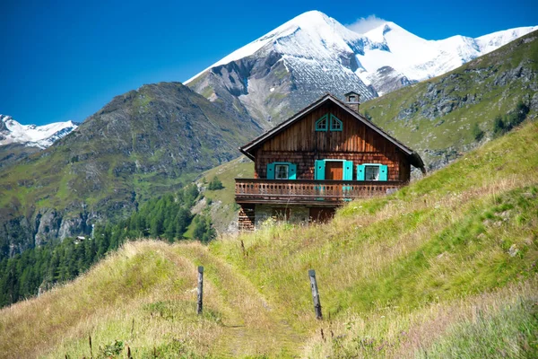 Schöne Holzhütte Einer Berglandschaft — Stockfoto