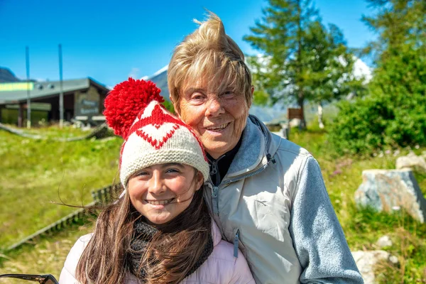 Gelukkig Jong Meisje Met Haar Grootmoeder Een Prachtig Berg Scenario — Stockfoto