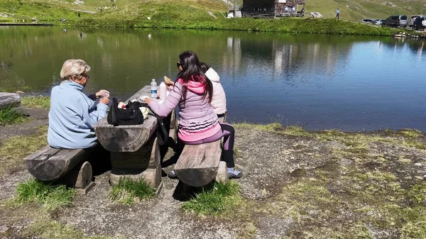 Família Feliz Piquenique Longo Belo Lago Montanha — Fotografia de Stock