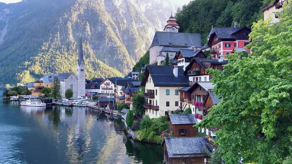 美しい山の湖 オーストリアに沿ってハルシュタットの街並み — ストック写真