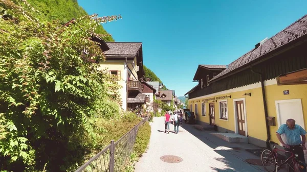 Hallstatt Αυστρια Σεπτεμβριου 2021 Τουρίστες Απολαμβάνουν Τους Δρόμους Της Πόλης — Φωτογραφία Αρχείου