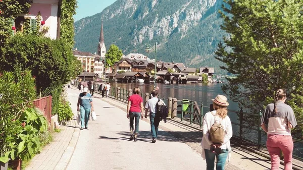 Hallstatt Αυστρια Σεπτεμβριου 2021 Τουρίστες Απολαμβάνουν Τους Δρόμους Της Πόλης — Φωτογραφία Αρχείου