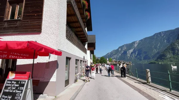 Hallstatt Ausztria Szeptember 2021 Turisták Élvezik Város Utcáin Egy Gyönyörű — Stock Fotó