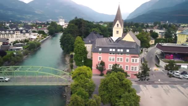 Lienz, Austria. Vista aérea del horizonte de la ciudad desde un dron por la noche — Vídeos de Stock