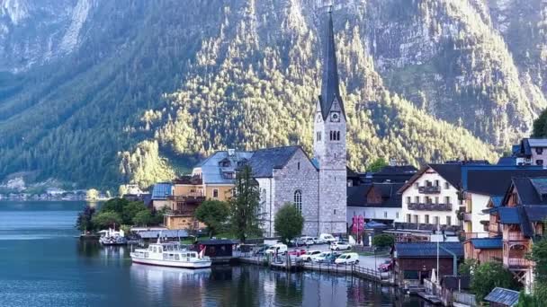 Paysage urbain de Hallstatt le long d'un magnifique lac de montagne, Autriche. — Video